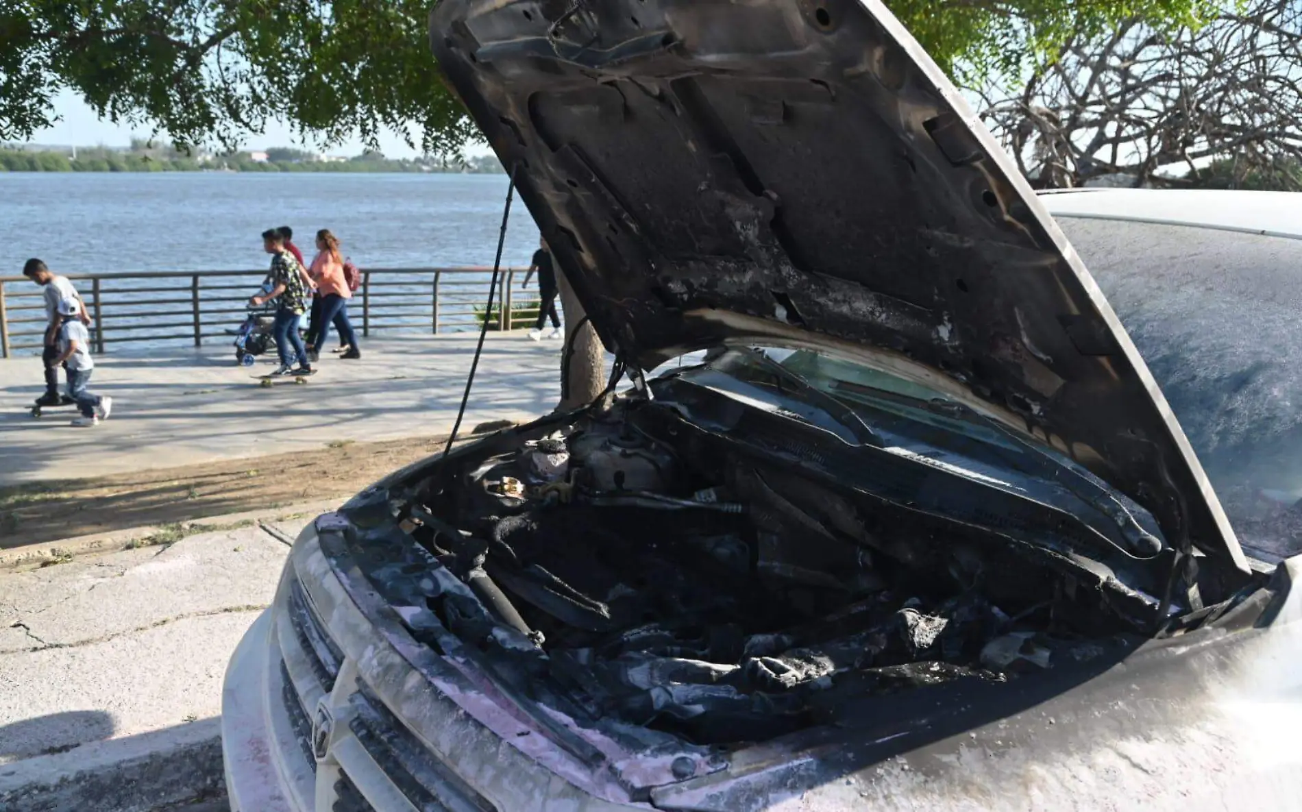 En Tampico se incendia camioneta que llevaba a quinceañera 